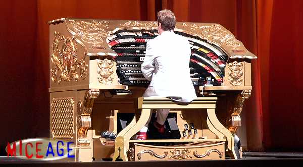 Rob Richards at the Mighty Wurlitzer.